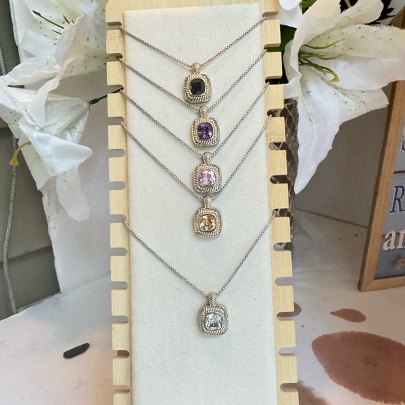 CLOVER NECKLACE - Picture 10 of 14